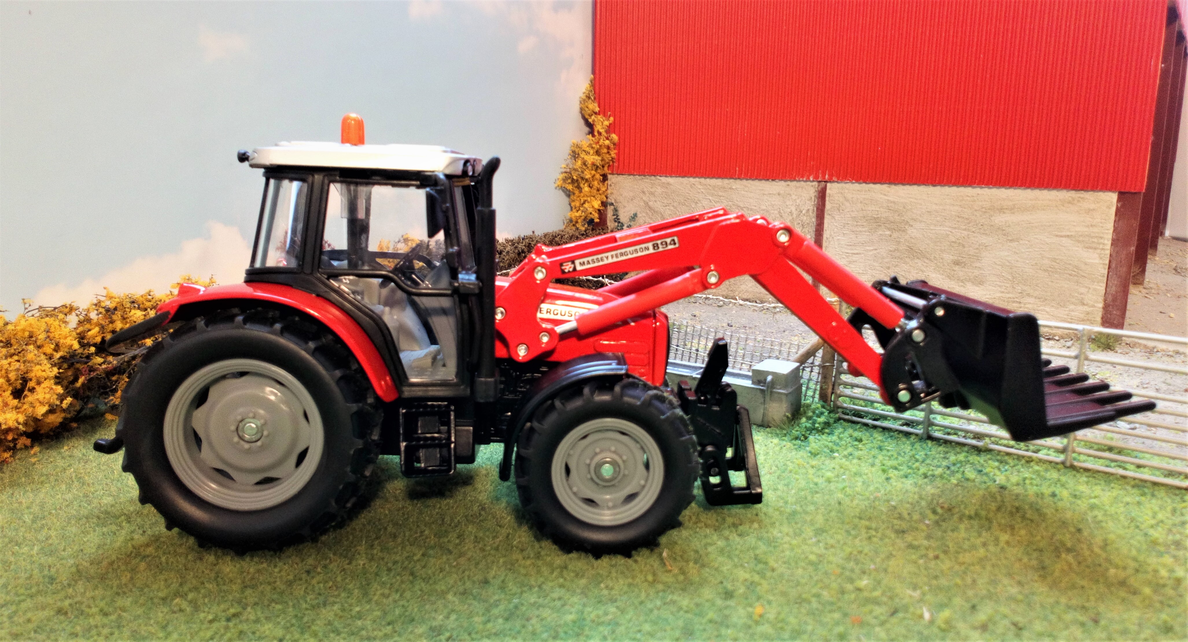Massey Ferguson tractor with front loader aprox Scale 1:76 H0 Siku 1484 