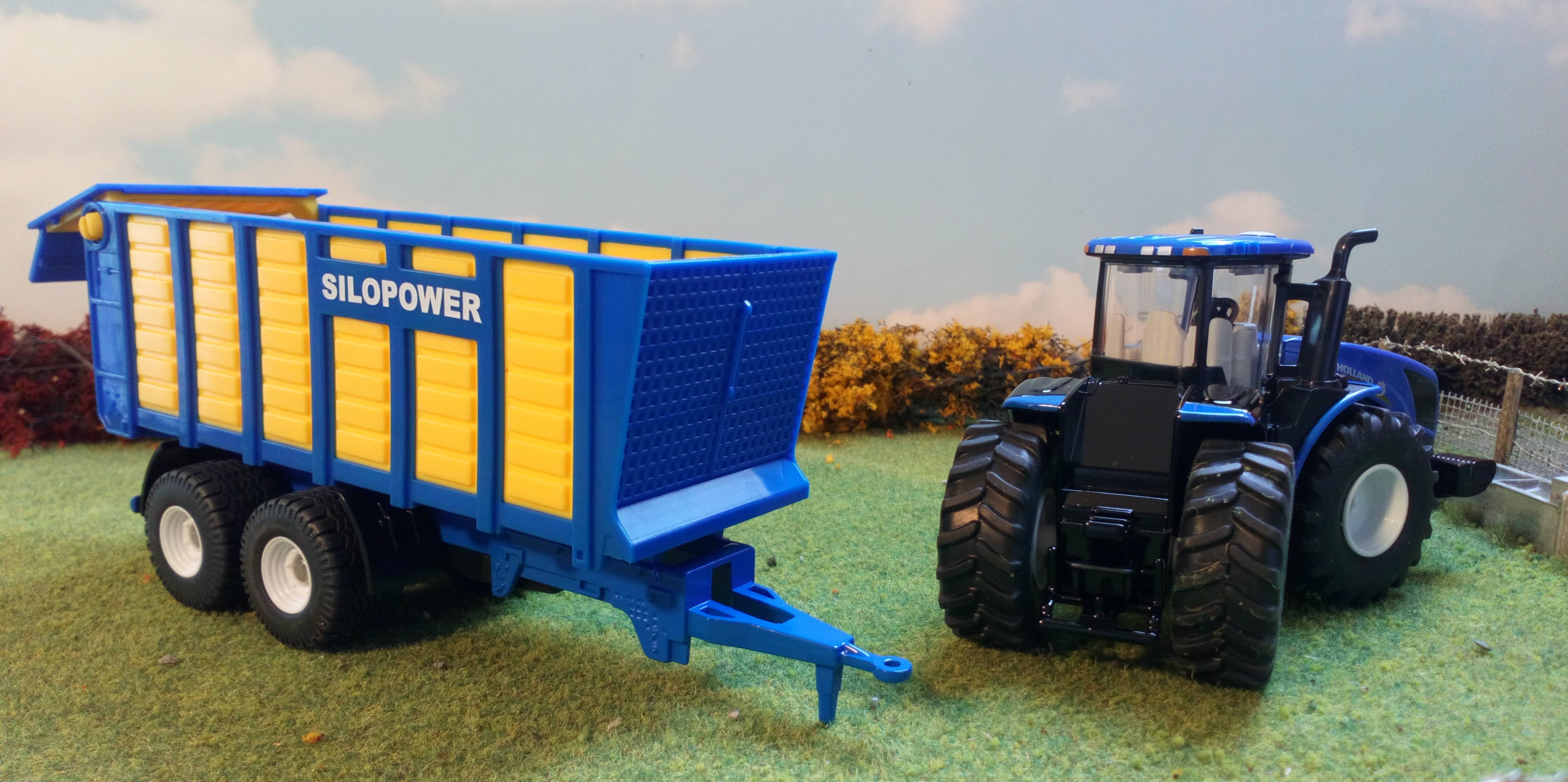 BA Siku 1947 New Holland T9.560 Tractor And Silage Trailer 1:50 scale 