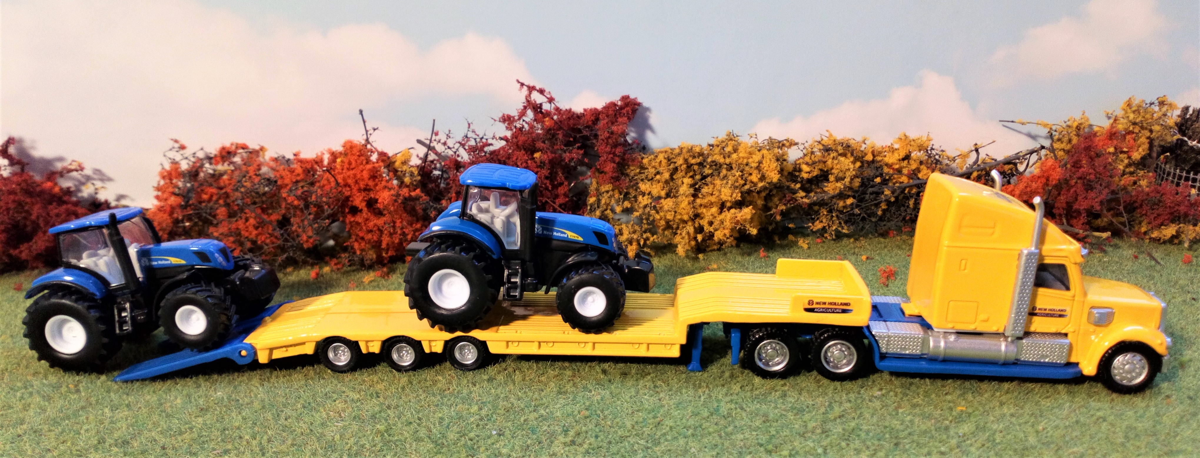 Siku 1805 Freightliner Truck with New Holland 7070 Tractors Scale 1:87 Diecast 