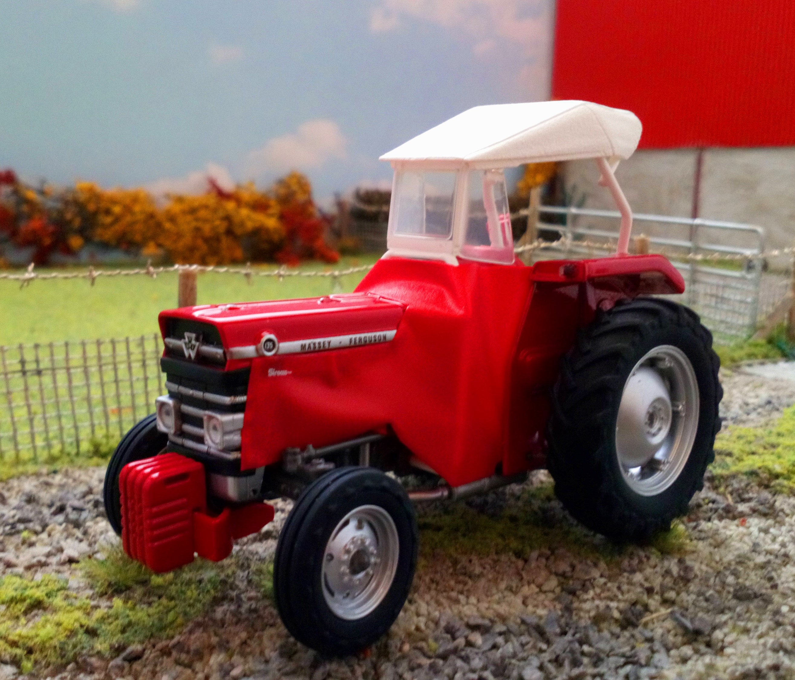 UNIVERSAL HOBBIES 5292 1:32 SCALE MASSEY FERGUSON 135 WITH RED SIROCCO LIMITED