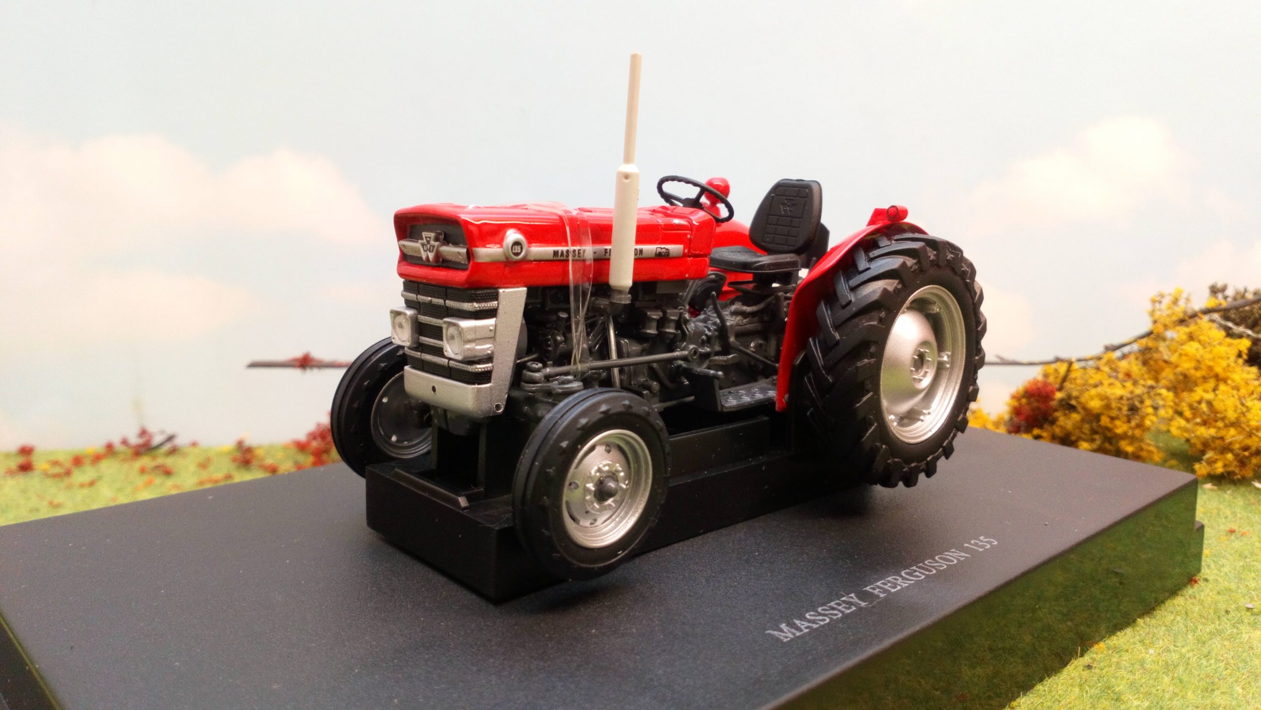 UNIVERSAL HOBBIES 5292 1:32 SCALE MASSEY FERGUSON 135 WITH RED SIROCCO LIMITED