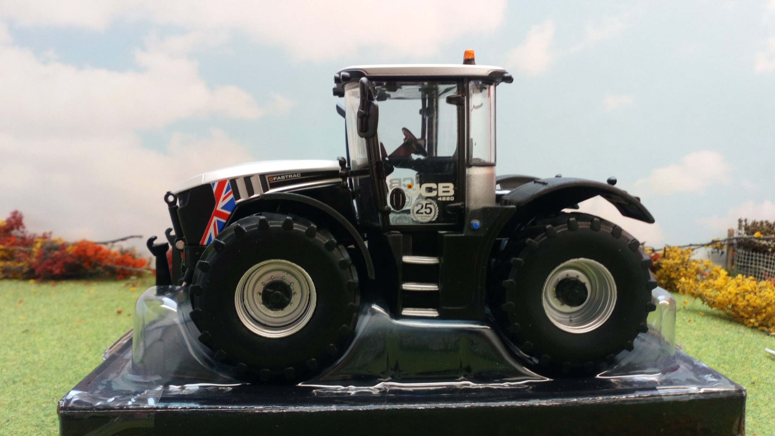 Britains JCB 4220 CEAT tyres Limited Edition 2019 MODEL TRACTOR Traktor 