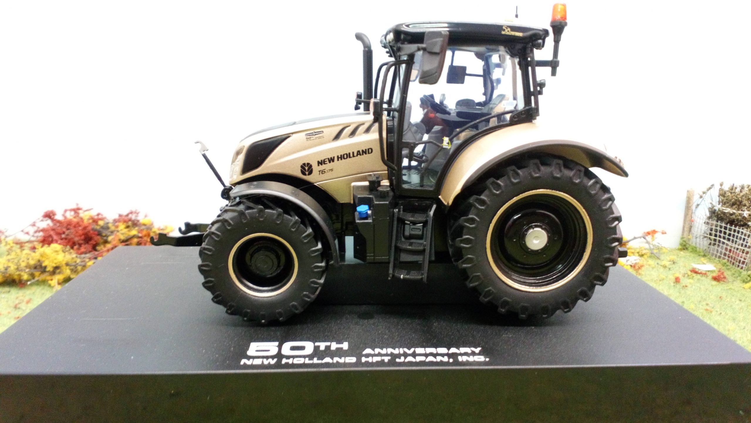 UH6253 1:32 New Holland T6.175 Gold Tractor Japan 50th Anniversary Edt
