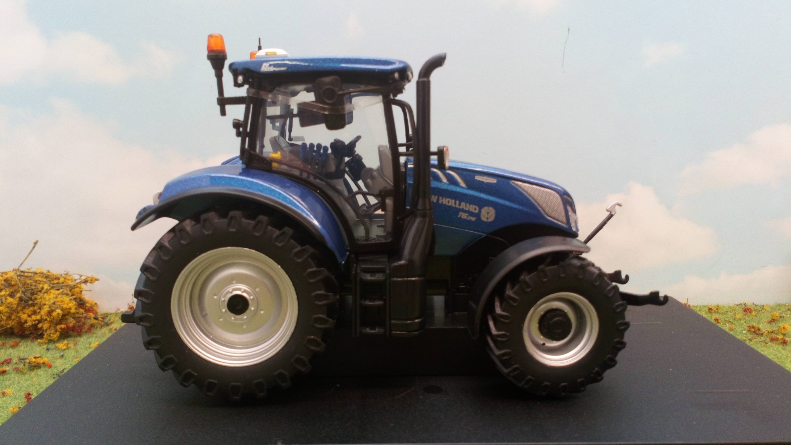 UNIVERSAL HOBBIES UH 4959 New Holland Traktor T6.175 Blue Power echelle 1:32 