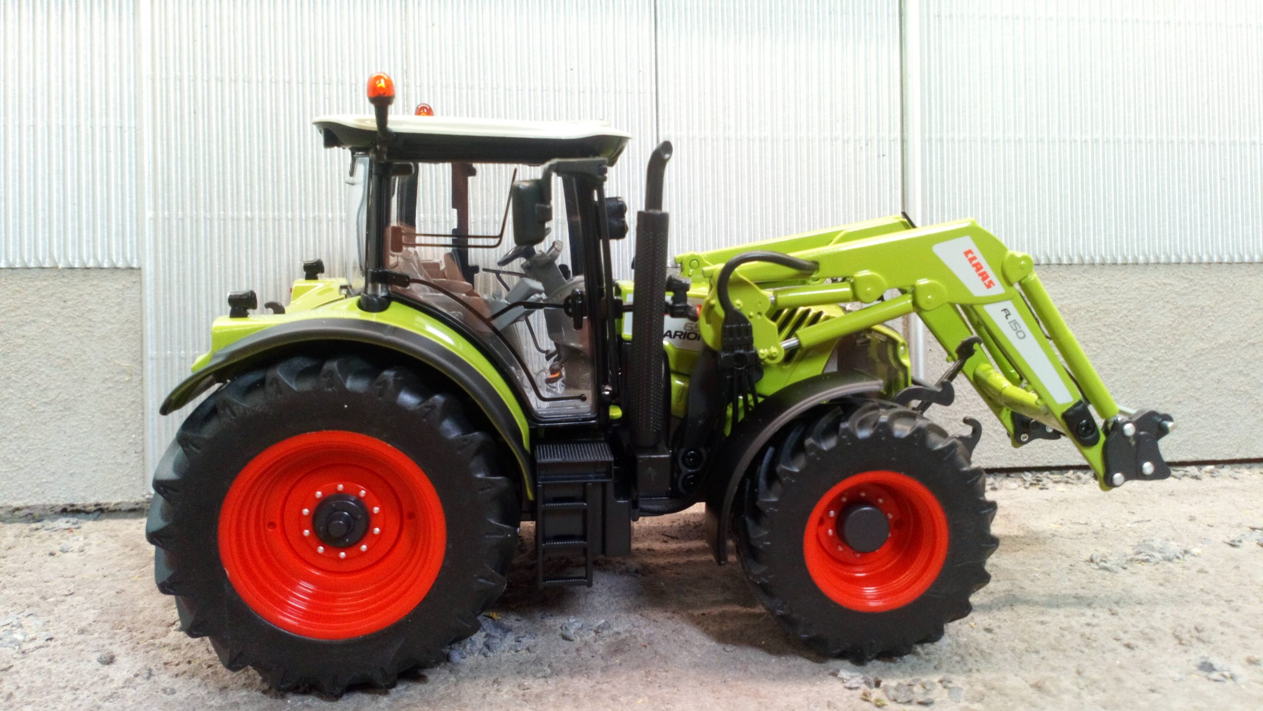 Wiking 1/32 Claas Arion 650 With Loader - Carpet Farmer