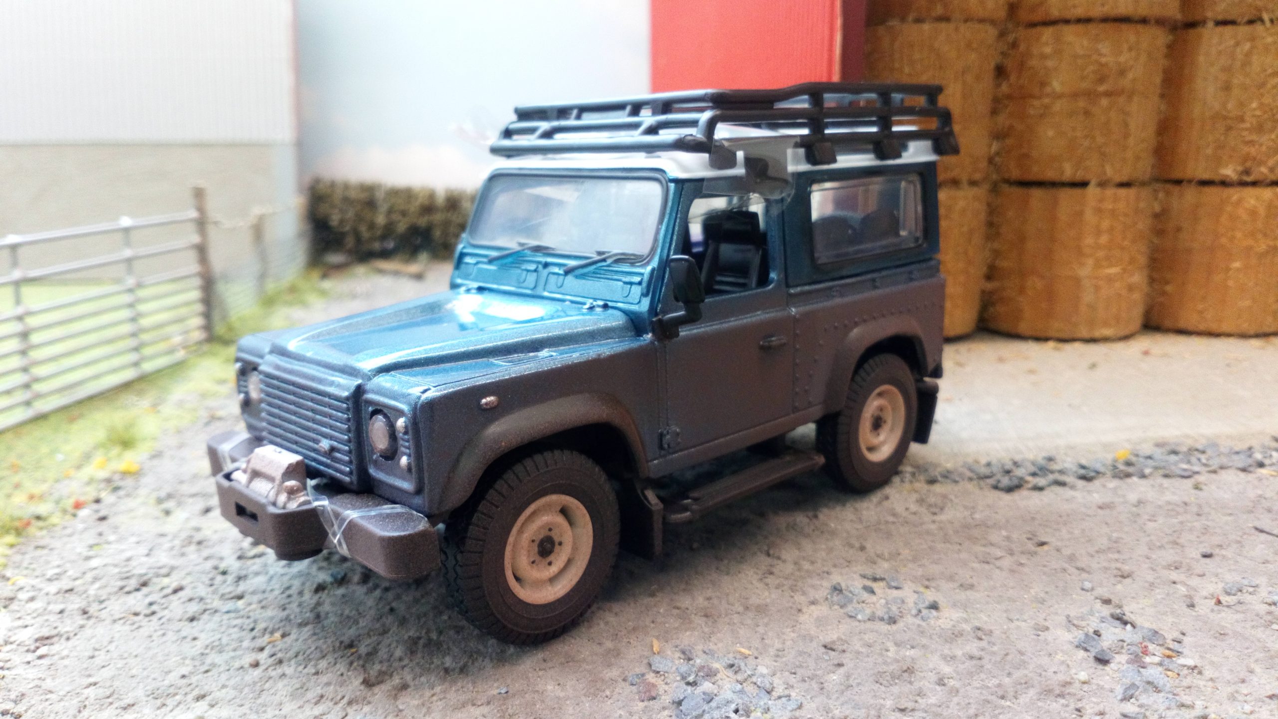 BRITAINS FARM 43217 1/32 LAND ROVER DEFENDER WITH ROOF RACK AND WINCH 
